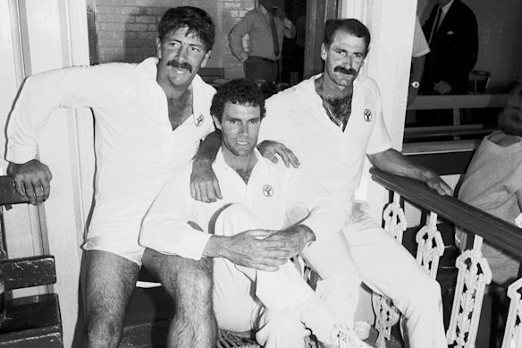 «Bond spécial»: Lillee (à droite) avec Greg Chappell (Centre) et Rod Marsh après leur dernier test pour l'Australie, contre le Pakistan au SCG en 1984.