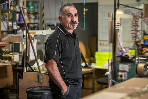 George Semmertzidis vit à Whittlesea, au siège de McEwen.