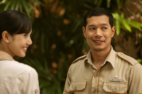 La star de la pop thaïlandaise Lisa Manobal joue Mook et Tayme Thapthimthong son intérêt amoureux Gaitok dans le Lotus blanc.
