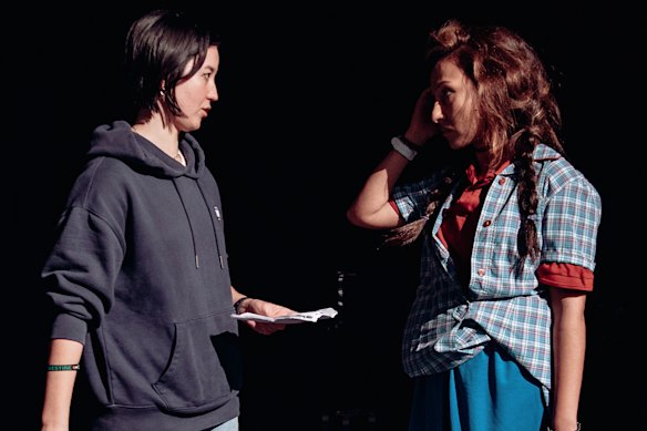 Nina Oyama et Urvi Majumdar ont travaillé ensemble sur la série Fresh Blood, Urvi est allé dans une école de filles.