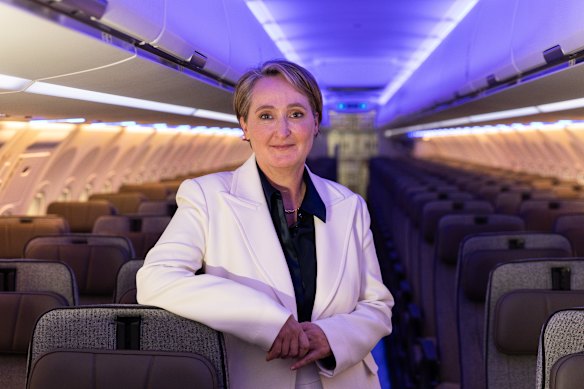 Le PDG de Qantas Vanessa Hudson à bord de l'Airbus 321xlr inachevé dont Qantas prendra bientôt la livraison.