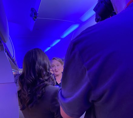 Le PDG de Qantas Vanessa Hudson à l'intérieur d'un Airbus XLR 321 en construction à Hambourg, en Allemagne, le 24 mars 2025.