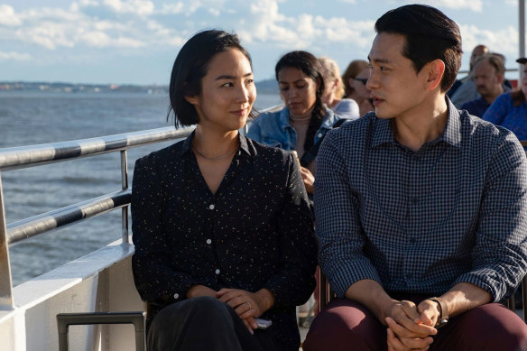 Greta Lee et Teo Yoo jouent des amis de l'enfance Na Young et Hae Sung qui se reconnectent en tant qu'adultes dans des vies passées.