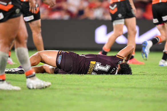 Brendan Piakura a été aidé depuis le terrain pour les Broncos de Brisbane contre Wests Tigers.