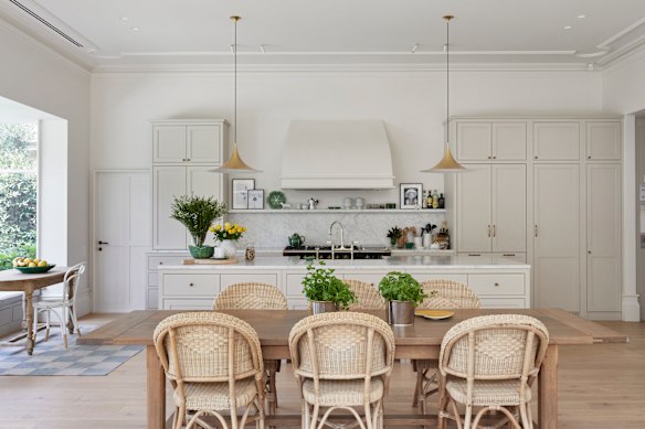 «J'adore les cuisines de la ferme anglaise, en particulier le style des (armoires britanniques) un design anglais simple, qui a inspiré notre cuisine», explique Gourlay. «Je pense que l'entreprise obtient l'équilibre entre la beauté, la forme et la fonction.» Le four est par Lacanche, et la table française est des antiquités de Miguel Meirelles à Malvern.