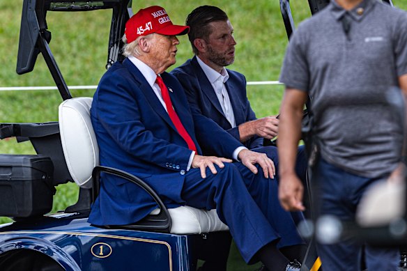 Le président Donald Trump et son fils Eric Go Golfing en Floride en tant que Tank Markets.