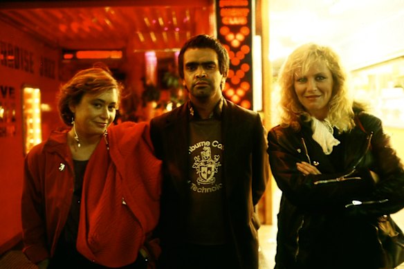 Gary Foley (centre) fait partie des camées. 