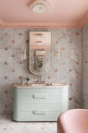 L'architecte d'intérieur Greg Natale dit qu'un plafond blanc ordinaire est une occasion manquée.