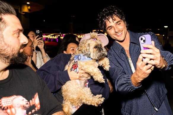 Jacob Elordi accueille les fans de la première australienne de la route étroite vers le nord profond.