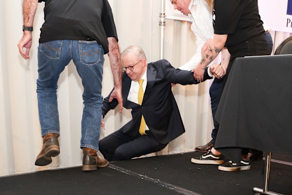 Le Premier ministre Anthony Albanese se préparait à une photo de groupe lorsqu'il a glissé à l'arrière de la scène.