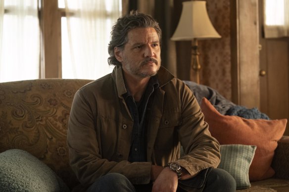 Pedro Pascal comme Joel dans la saison deux des derniers d'entre nous. 