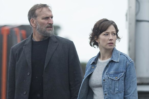 Carrie Coon (à droite) avec Christopher Eccleston dans les restes.