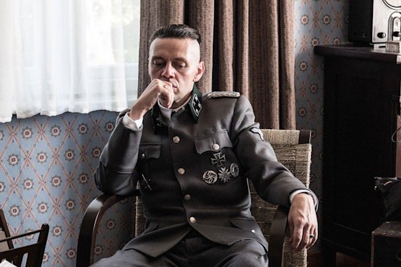 Christian Friedel en tant que Rudolf Hoss, le commandant du camp de concentration d'Auschwitz dans la zone d'intérêt.
