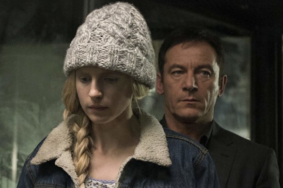 Jason Isaacs à l'arrière derrière Brit Marling dans l'OA.
