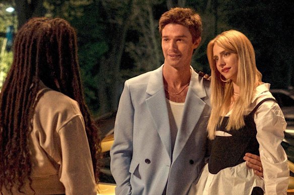 Patrick Schwarzenegger (centre) en tant que Golden Boy dans Gen V, avec Maddie Phillips.