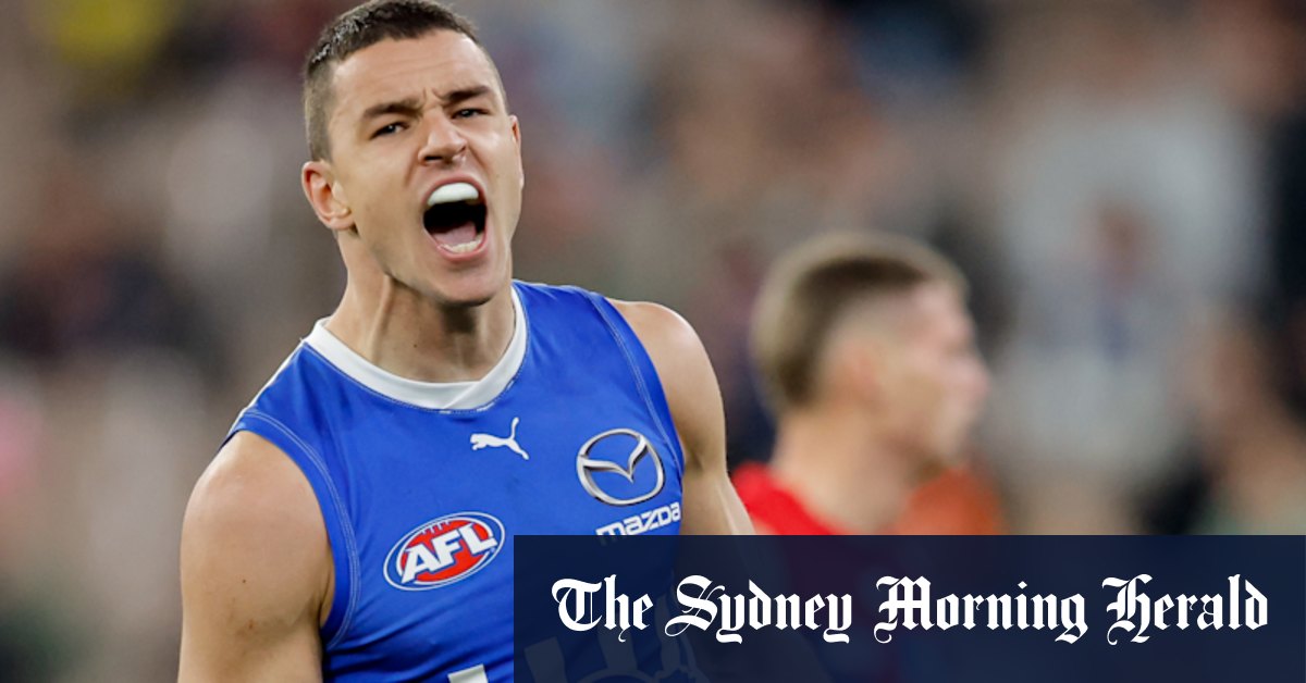 Luke Davies-Uniacke signe pendant sept ans à North Melbourne Kangaroos; L'entraîneur des Hawthorn Hawks, Sam Mitchell, joue à la réunion avec Oscar Allen de West Coast Eagles