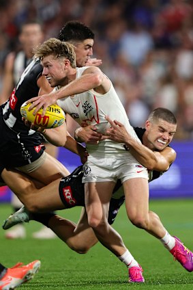 Brayden Maynard, illustré ici, posant un tacle sur Braeden Campbell avec son coéquipier Lachlan Sullivan, a connu un match hors concours.