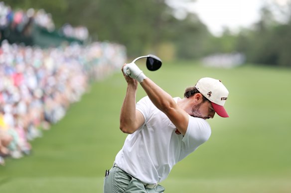 L'amateur Jose Luis Ballester, d'Espagne, joue son tir du 14e tee, un trou après s'être soulagé.