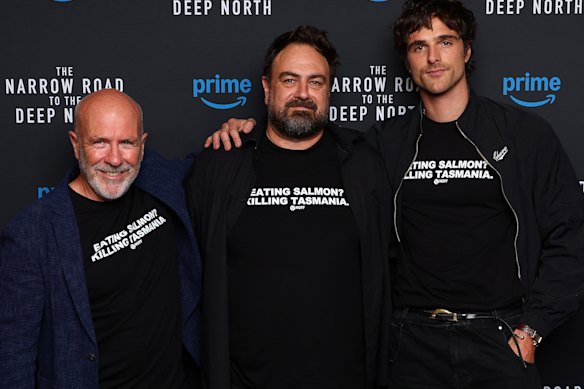 Richard Flanagan (à gauche), Justin Kurzel et Jacob Elordi à la projection de Melbourne de la route étroite vers le nord profond.