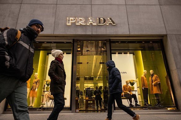 L'avenir de Versace repose désormais avec Prada, une entreprise qui a agité le récent ralentissement des dépenses de luxe.