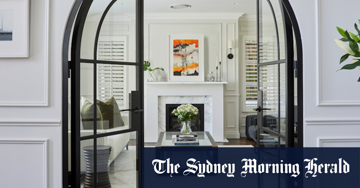 À l'intérieur de la maison rénovée de Sydney sur un immense bloc de huisse de bataille