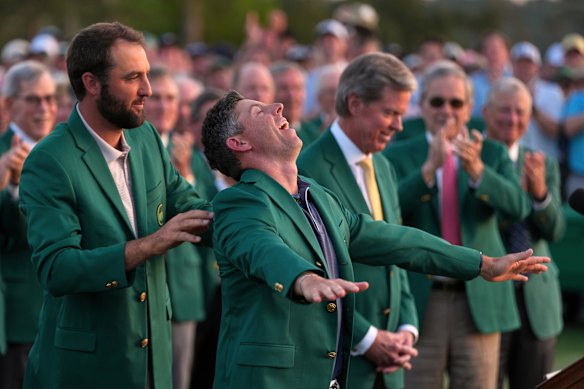 Scottie Scheffler met la veste verte sur le vainqueur, Rory McIlroy.