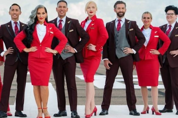 La personnalité de la télévision Michelle Visage (deuxième de gauche à gauche) lors du lancement de la politique uniforme de Virgin Atlantic-Gender-Neutral en 2022, portant les designs de Vivienne Westwood.