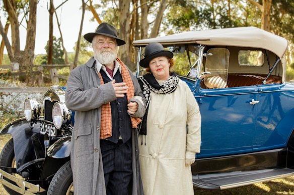 David Greaggg et Kerry Greenwood dans une apparition en camée sur Miss Fisher's Murder Mysteries. 