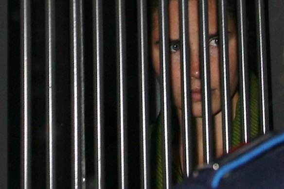 Knox en 2009, conduit dans une camionnette de police pour entendre la peine lors du procès pour meurtre.