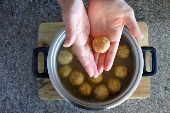 Préparer des boules de matzah et une soupe de poulet, un classique de la Pâque.