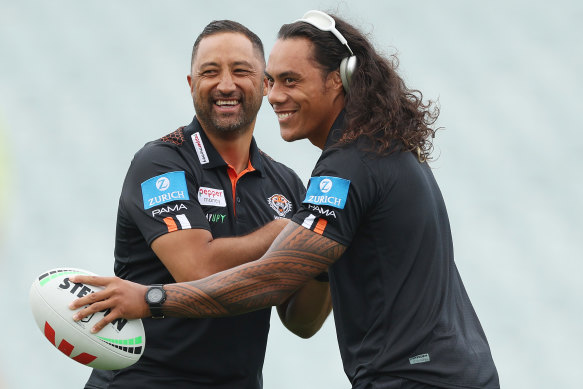 Jarome Luai partage une blague avec l'entraîneur des Tigers Benji Marshall.