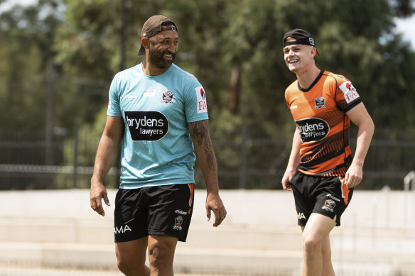 Le jeune Tigers Lachlan Galvin avec Benji Marshall.