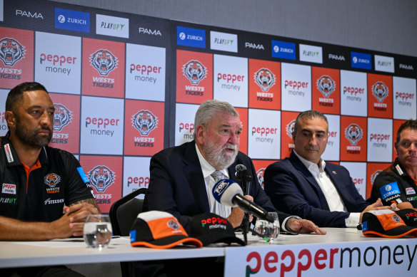 L'entraîneur des Wests Tigers Benji Marshall et le PDG Shane Richardson.