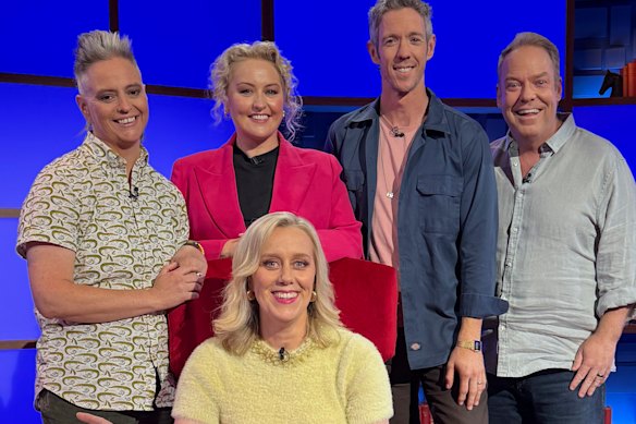 Claire Hooper avec les candidats (de gauche à gauche) Geraldine Hickey, Zan Rowe, Bob Murphy et Peter Helliar. 