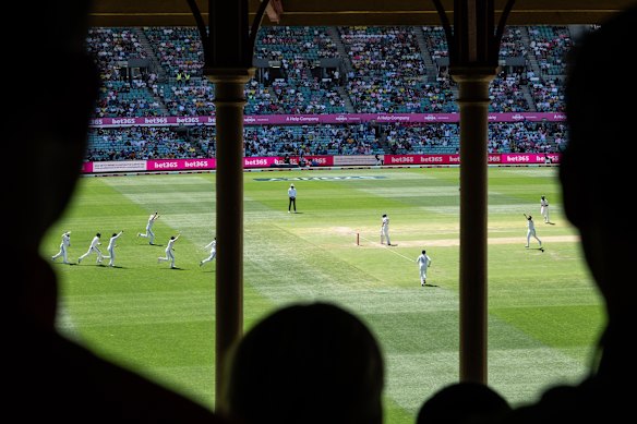 La scène du SCG en tant qu'Australie a battu le deuxième jour du test de cette année.