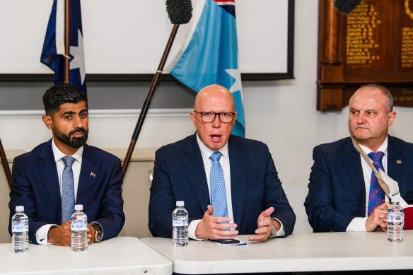 Le chef de l'opposition Peter Dutton à Berwick sur le siège de Bruce lundi, flanqué du candidat libéral Zahid Safi et du député Jason Wood.