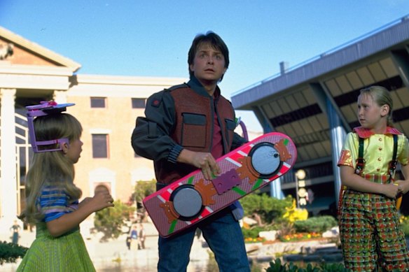 Michael J. Fox avec un hoverboard dans Back to the Future Part II.