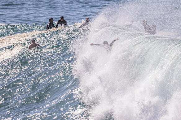 Les Australiens ont de l'eau salée dans leurs veines: les surfeurs à Shelly Beach le vendredi saint.