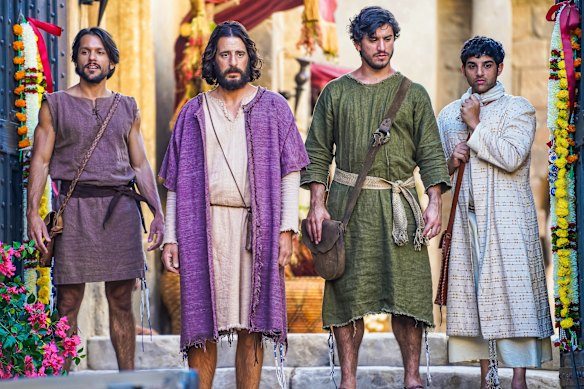 (De gauche à droite) Shahar Isaac en tant que Simon Peter, Jonathan Roumie comme Jésus, George Xanthis comme Jean l'apôtre et paras Patel comme Matthew dans les élus.