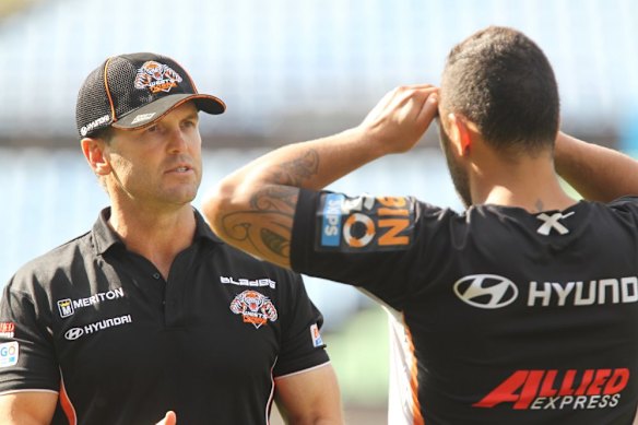 Mick Potter parle avec Benji Marshall aux Wests Tigers en 2013.