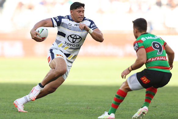 Jason Taumalolo des Cowboys court le ballon.