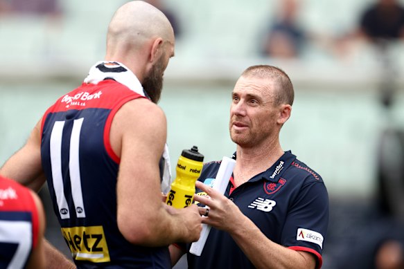 Max Gawn est verrouillé dans la conversation avec Simon Goodwin