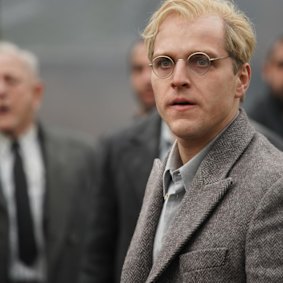 Jonas Dassler dans le rôle-titre du film, Bonhoeffer: Pastor. Espionner. Assassin., Qui dramatise la tentative de la vie d'Hitler.