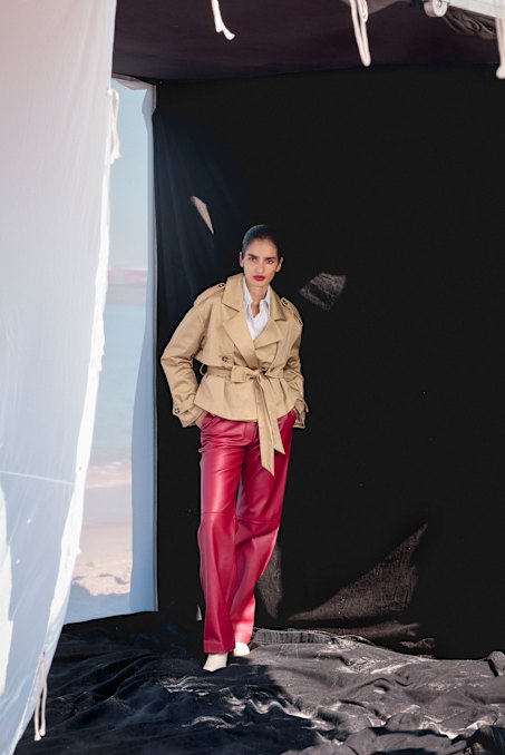 Trench Coat à cadre, 1200 $. Chemise Camilla et Marc «Blaise», 350 $ et pantalon en cuir «Selita», 1500 $. Chaussures de Tod, 1670 $.