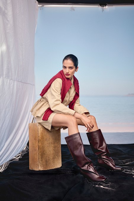 Veste de week-end Max Mara, 1030 $ et short, 615 $. Cardigan «Graduate» de Viktoria & Woods, 350 $. Zara Boots, 389 $.