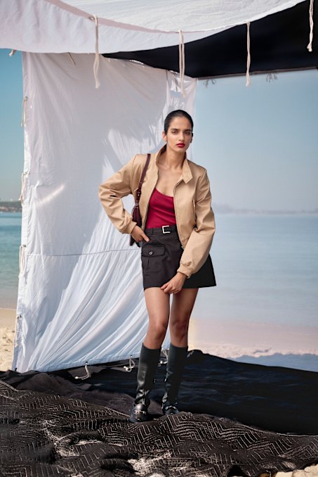 Veste de week-end Max Mara, 1030 $ et short, 615 $. Cardigan «Graduate» de Viktoria & Woods, 350 $. Zara Boots, 389 $.