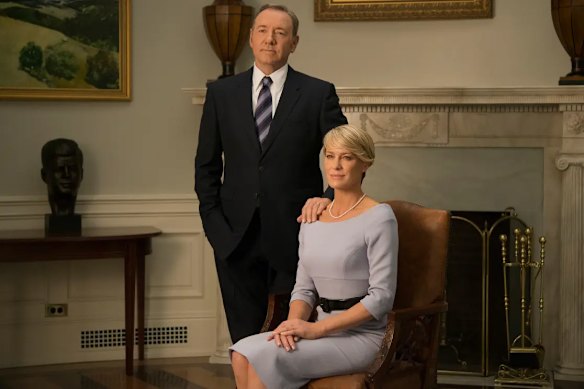Kevin Spacey et Robin Wright jouent le rôle de Frank Underwood, un politicien amoral et démocrate du 5e district du Congrès de Caroline du Sud, et de son épouse tout aussi ambitieuse Claire Underwood, à la Chambre des cartes.