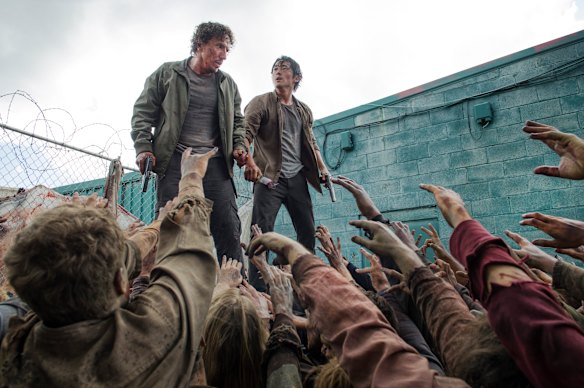 Il n'y a aucun moyen que Glenn (Steven Yeun, en haut à droite) puisse survivre à cela. Seulement, il l'a fait. Et ainsi a commencé la fin des téléspectateurs dans les morts de Walking.