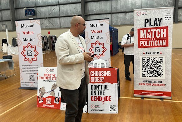 Dimanche, un musulman vote un stand à Dandenong.