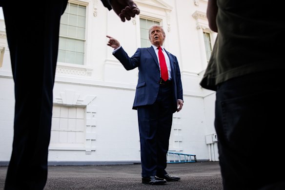 Le président américain Donald Trump devant la Maison Blanche mercredi.